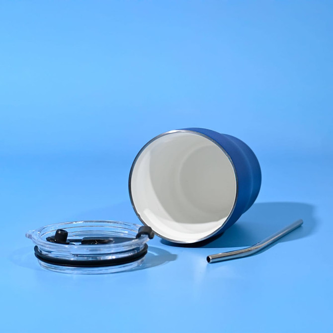 A blue tumbler with a straw, featuring a clear lid and a stainless steel straw beside it.