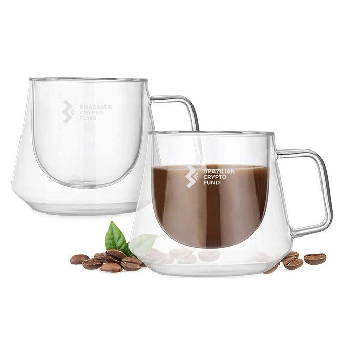 A set of transparent glass coffee cups with a sleek design, featuring a handle. Coffee beans are placed nearby.