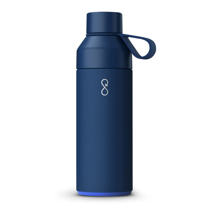 A drink bottle in dark blue with a screw-on lid and a carrying loop, featuring a logo.