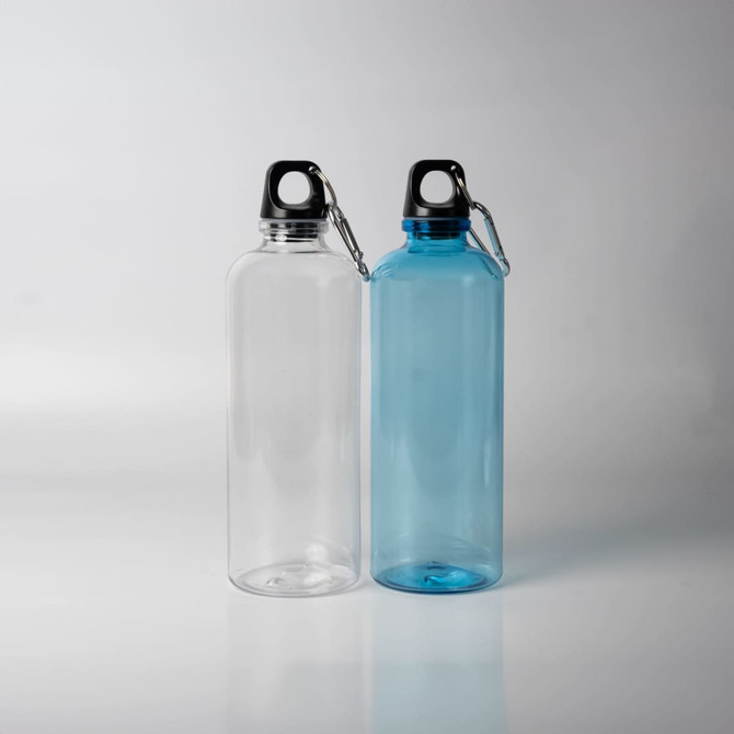 A drink bottle set featuring a clear and a blue 700ml plastic bottle with black caps and carabiners.