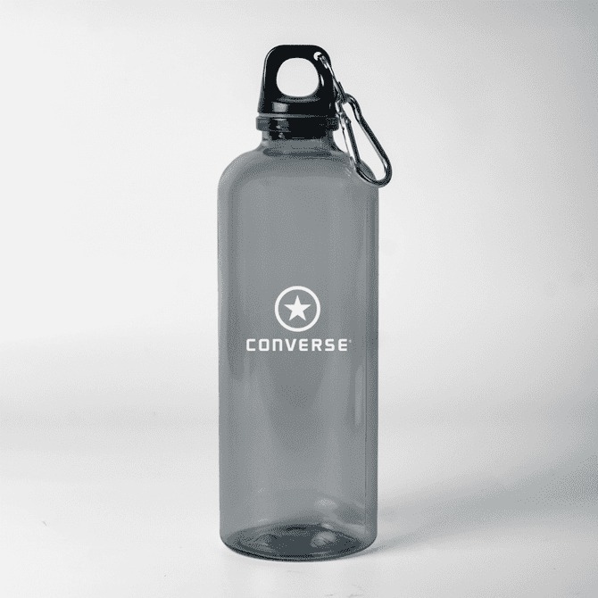 A drink bottle in grey, featuring a carabiner and a logo on the front.