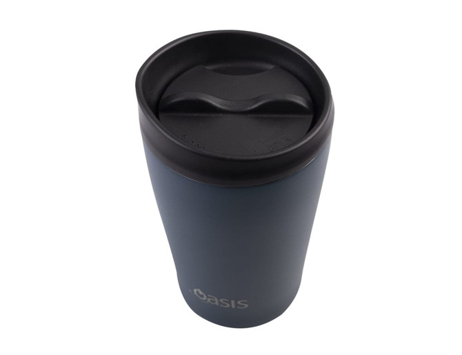 A drink bottle in stainless steel with a black lid and a dark blue exterior, featuring a logo.