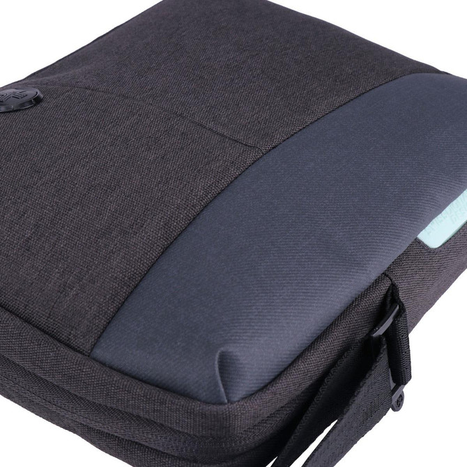 A shoulder bag in dark grey fabric with a smooth blue accent and a branded logo. Suitable for laptops.