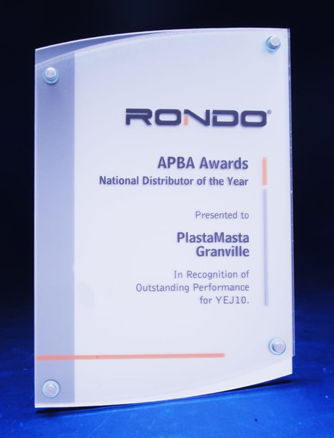A transparent plaque with rounded edges, featuring an engraved award title and a logo at the top.