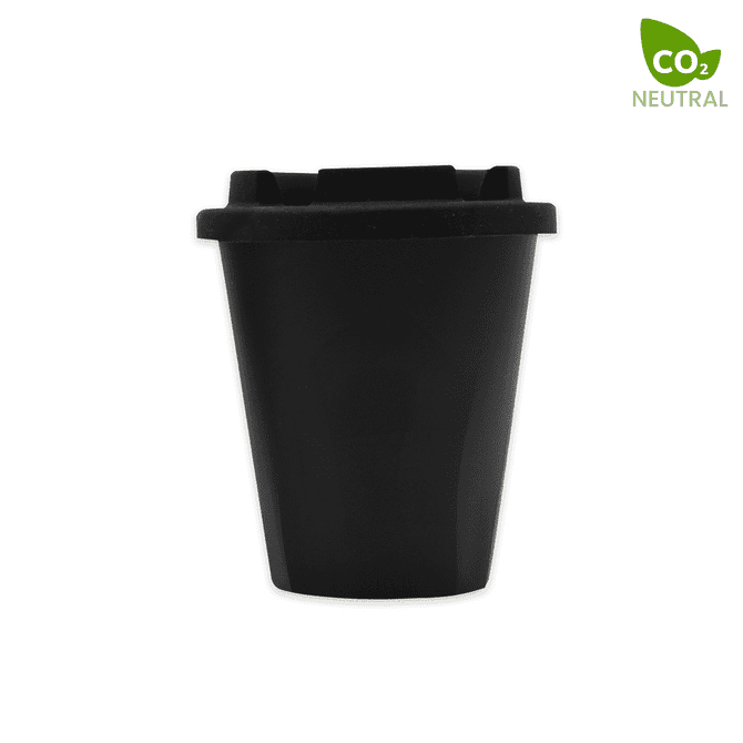 A drink cup in matte black with a lid, featuring a logo and a CO₂ neutral badge.