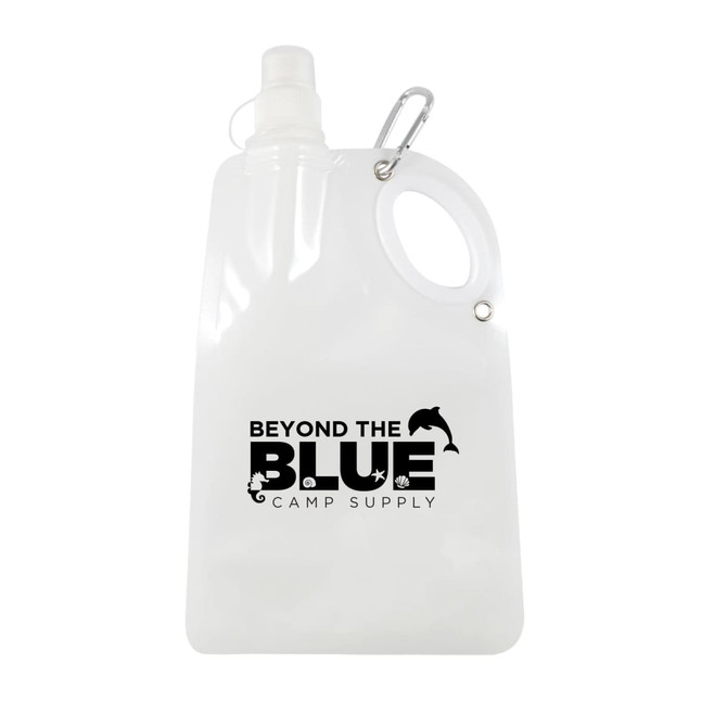 A drink bottle in clear plastic with a handle, featuring a logo and a spout for easy pouring.
