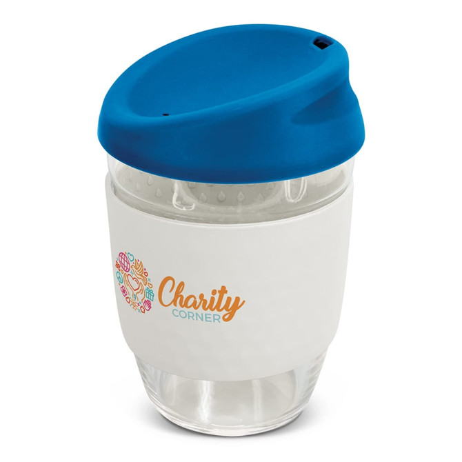 A reusable coffee cup in clear borosilicate glass with a blue lid and white sleeve, featuring a logo.