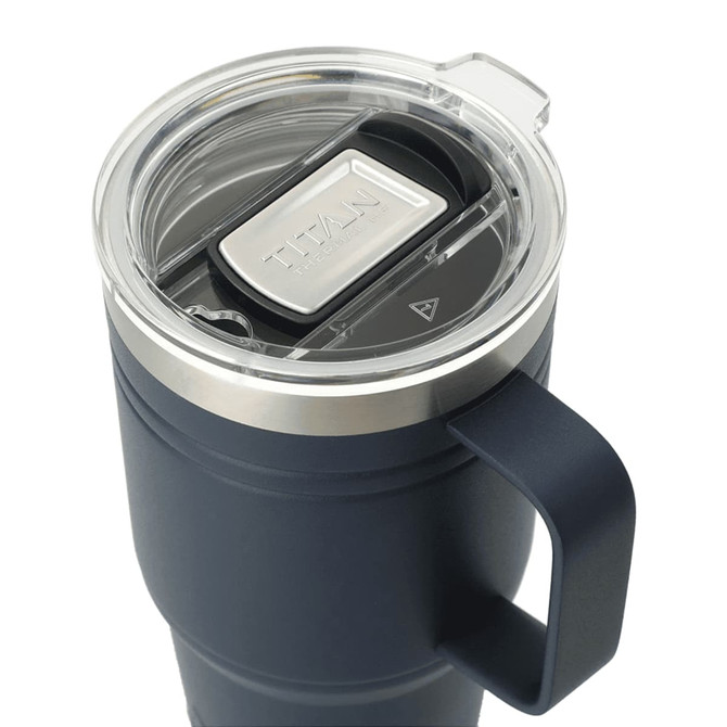 A drink bottle in navy blue with a transparent lid and a handle, featuring a logo on the lid.