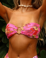 -Pink color
-Bandeau style
-Floral print
-Middle ring detail 
-Ties in back

BA008673 SWIM TOP FLR