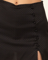 -Black color
-Mini checkerboard detail
-Faux side button detail 
-Skort design
-100% polyester

HF22H580 SKIRT BLK
