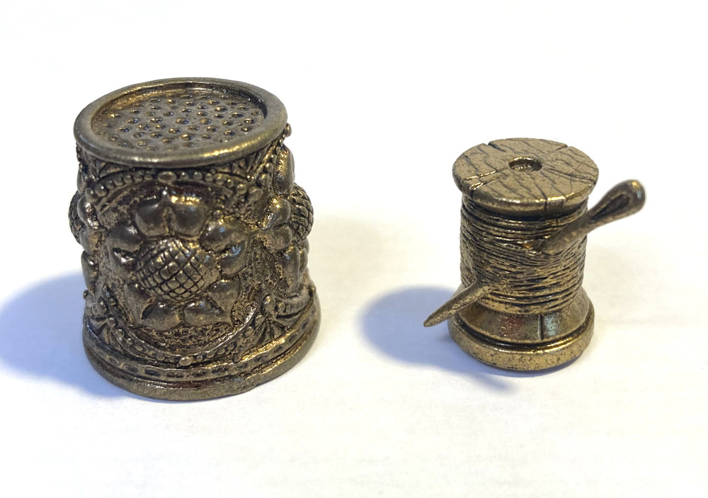 "Threads and needle" Souvenir Сollectable Thimble with Magnet Figure Statue BronZamania 1-619