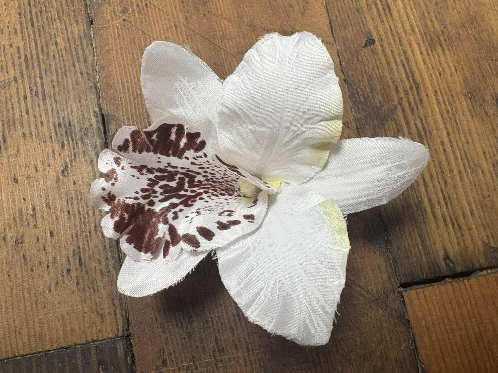 White  single lily vintage hair flower clip