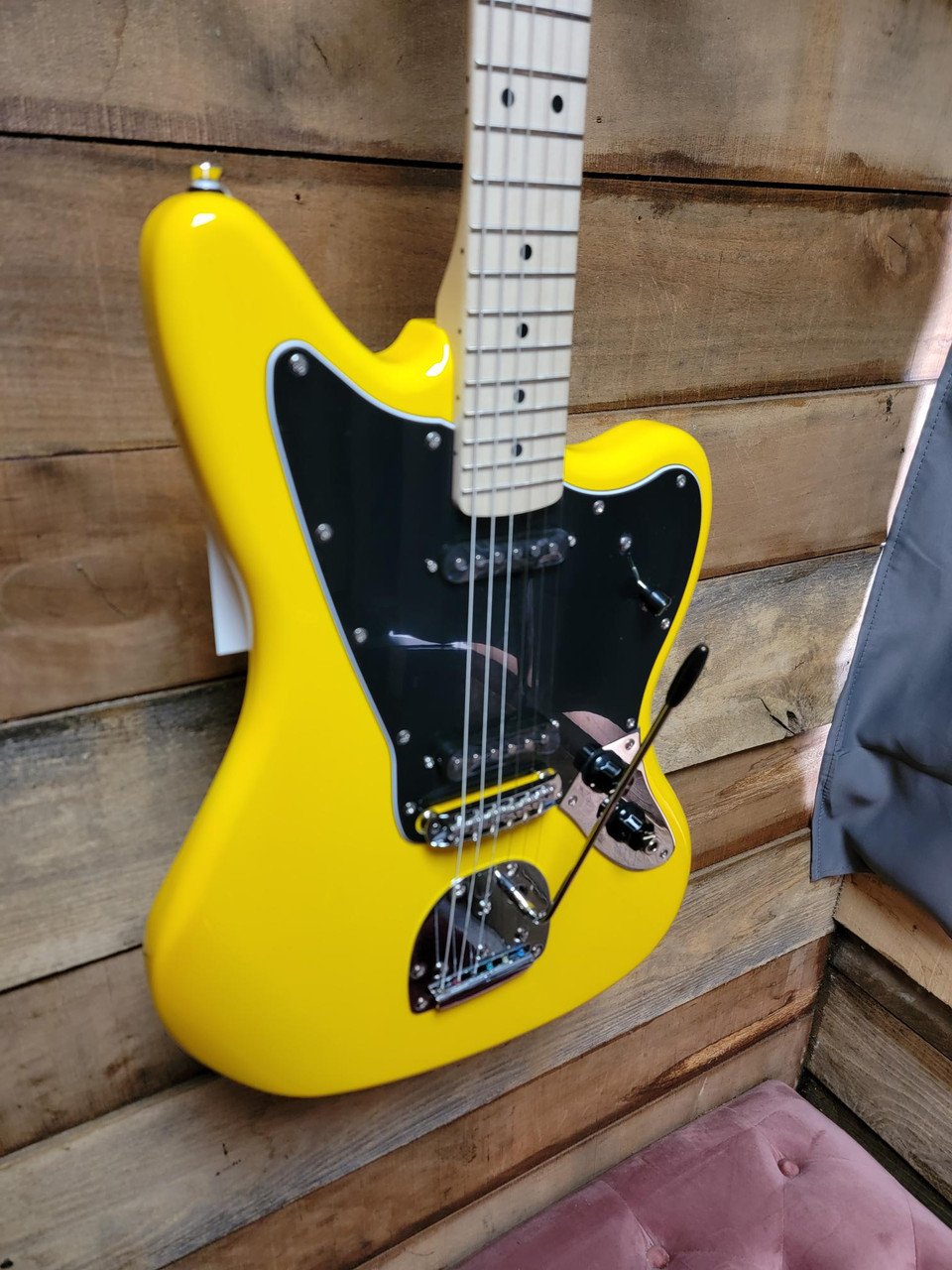 Squier Limited Edition FSR Affinity Jaguar - Graffiti Yellow