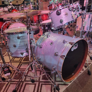 DW Collector's Series 4-piece Shell Pack - Pale Blue Oyster DW Collector's Series 4-piece Shell Pack - Pale Blue Oyster