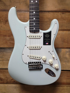 Fender American Vintage II 1965 Stratocaster Rosewood Fingerboard Electric Guitar - Sonic Blue w/ Hard Case Fender American Vintage II 1965 Stratocaster Rosewood Fingerboard Electric Guitar - Sonic Blue w/ Hard Case