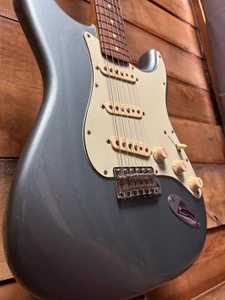 2019 Fender Vintera 60's Strat Ice Blue Metallic