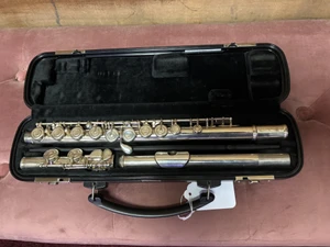 Pre-ownedYamaha Advantage 200AD Flute  w/case