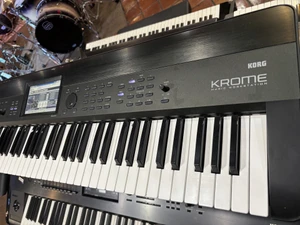 Pre-owned Korg Krome 73 Workstation w/bag