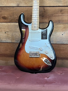 Fender Player Stratocaster - 3-Tone Sunburst with Maple Fingerboard Fender Player Stratocaster - 3-Tone Sunburst with Maple Fingerboard