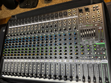 Pre-owned Mackie ProFX 22 V2 Mixer w/bag