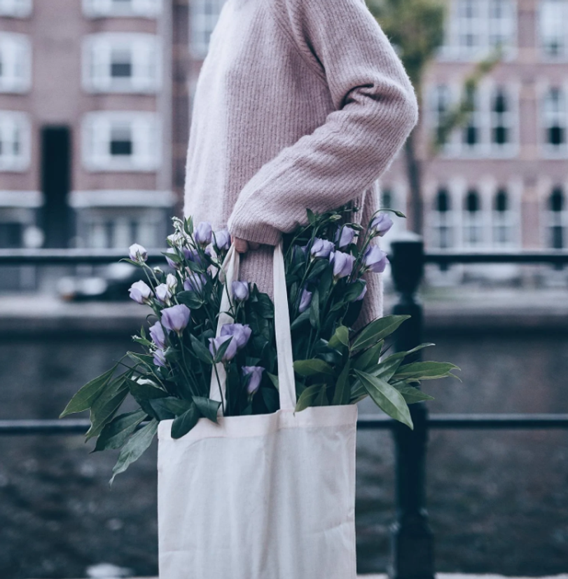 THE ULTIMATE GUIDE TO BUYING AND USING CANVAS TOTE BAGS