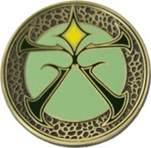 Pathfinder Society Faction Pin: Grand Lodge shows a circular pin showing a stylized “X” shaped rune with spikes on it on a light green background and under a yellow four-pointed star, with a ring of brown and gold scale pattern surrounding it.