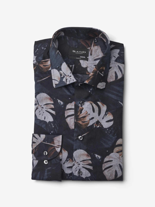 Easy Rich Navy palms
Modern fit shirt in melange cotton / linen mix with a dark symphony of exotic leaves
Details & fit
Moderate cut-away collar
Two darts at back
Adjustable single cuff
Fit: True to size