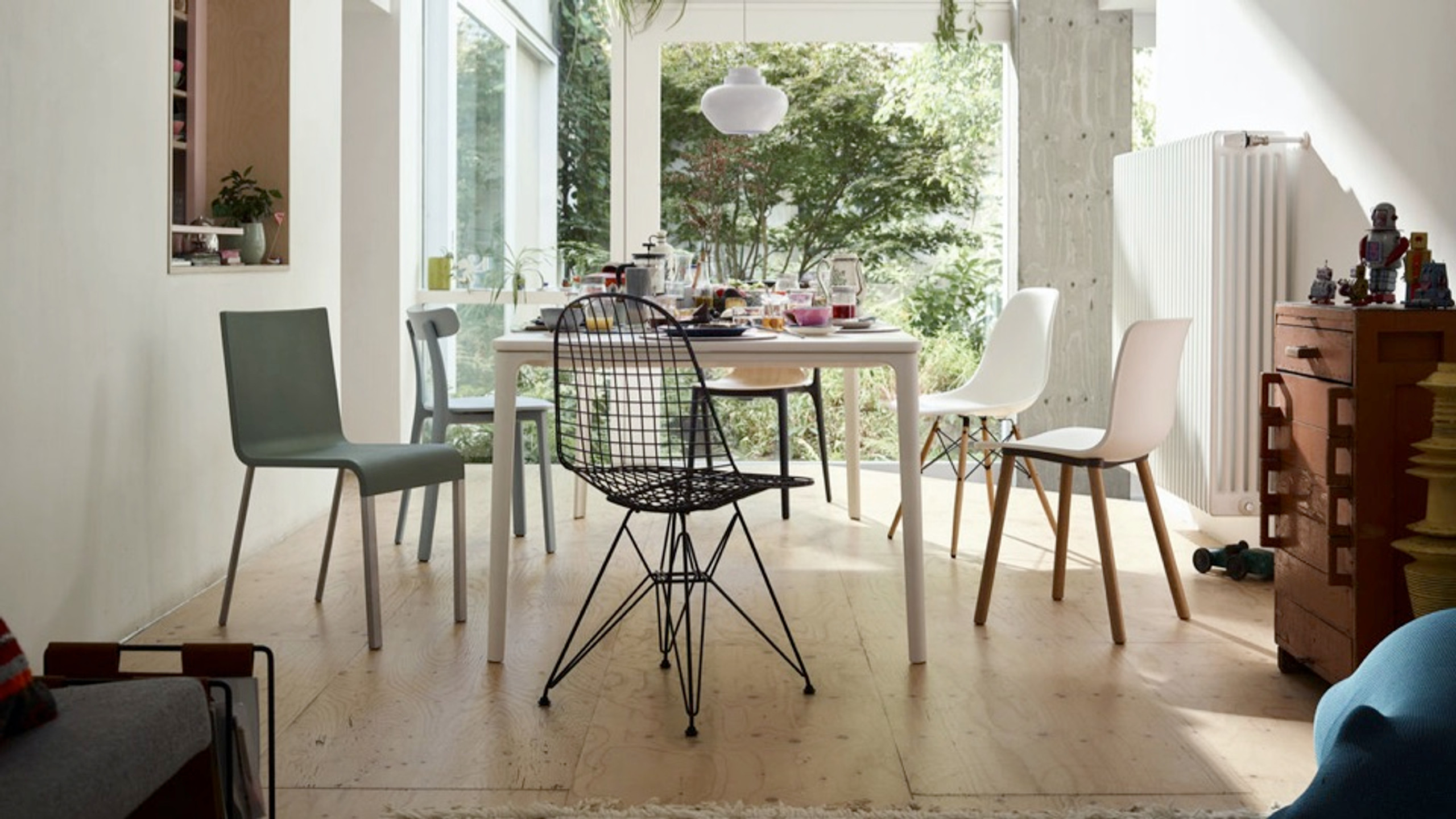 Free Eco-Leather Upgrade & 6 For 5 on Vitra’s Most Iconic Dining Chairs Free Eco-Leather Upgrade & 6 For 5 on Vitra’s Most Iconic Dining Chairs