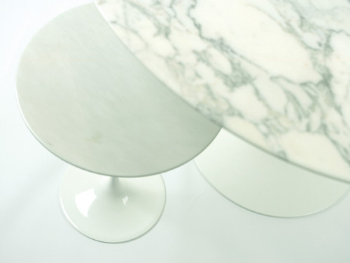 Knoll Saarinen Tulip Round Side Table With White Base and Marble Top by Eero Saarinen