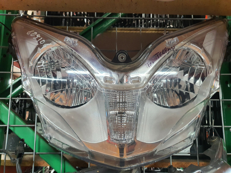 TRIUMPH TROPHY 1200SE 2014 Head light DAMAGED MISSING LEFT TOP LUGS BROKEN R/H