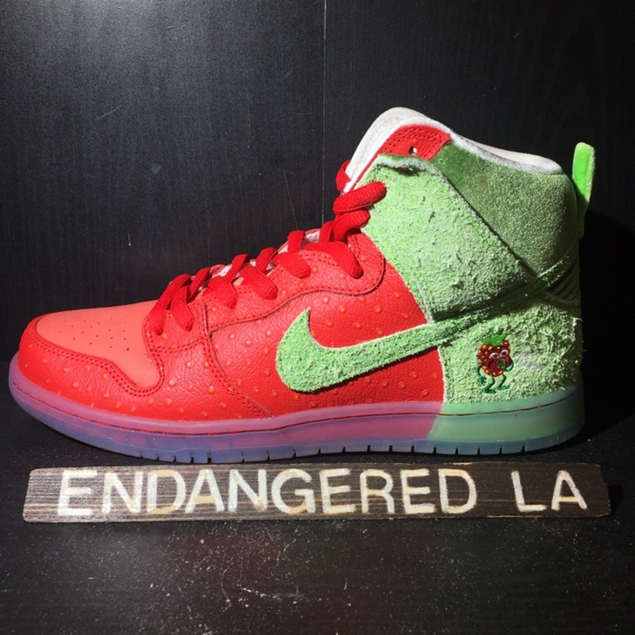 Nike SB Dunk High Strawberry Cough