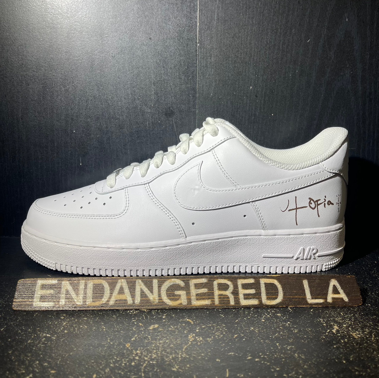 製造 TRAVIS SCOTT NIKE AIR FORCE 1 UTOPIA - 靴