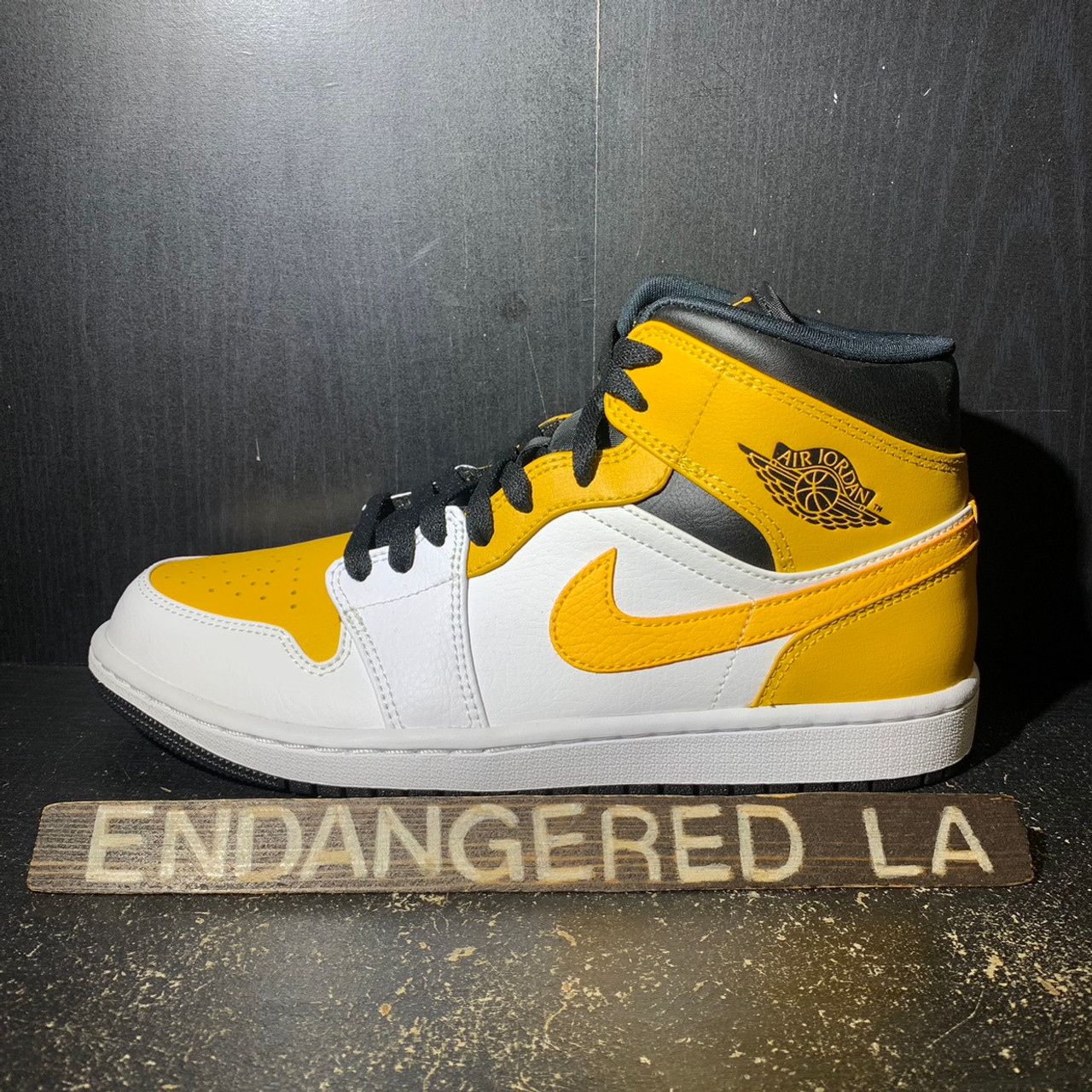 Air Jordan 1 Mid University Gold