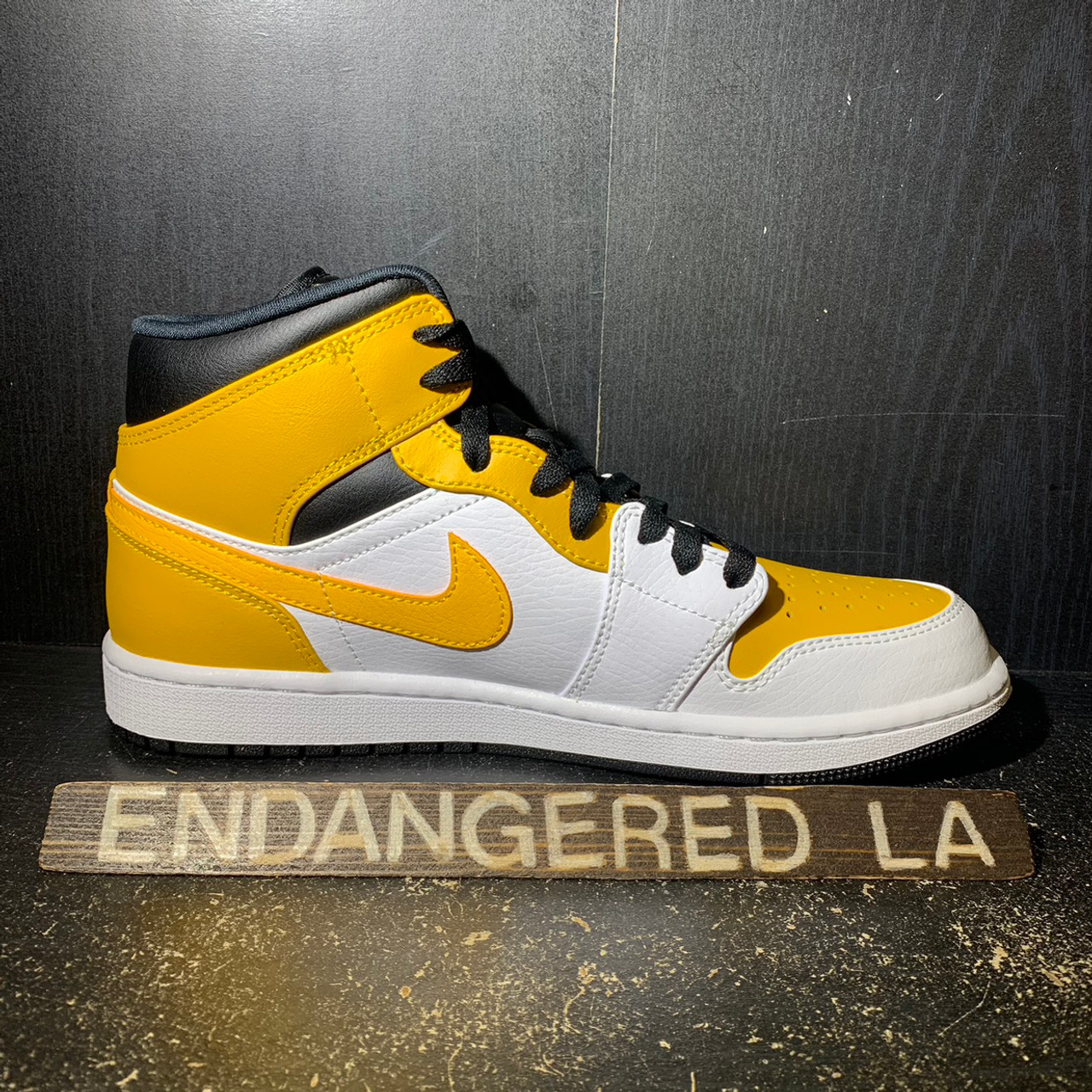 Air Jordan 1 Mid University Gold