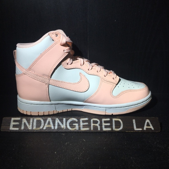 Nike Dunk High Sail Crimson Tint Sz 8.5W (#21023) Nike Dunk High Sail Crimson Tint Sz 8.5W (#21023)