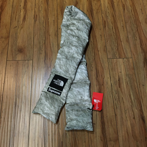 Supreme Scarf TNF Paper Down F/W 19' Supreme Scarf TNF Paper Down F/W 19'