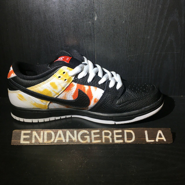 Nike SB Dunk Low Tie Dye Raygun Sz 9 (#19520) Nike SB Dunk Low Tie Dye Raygun Sz 9 (#19520)