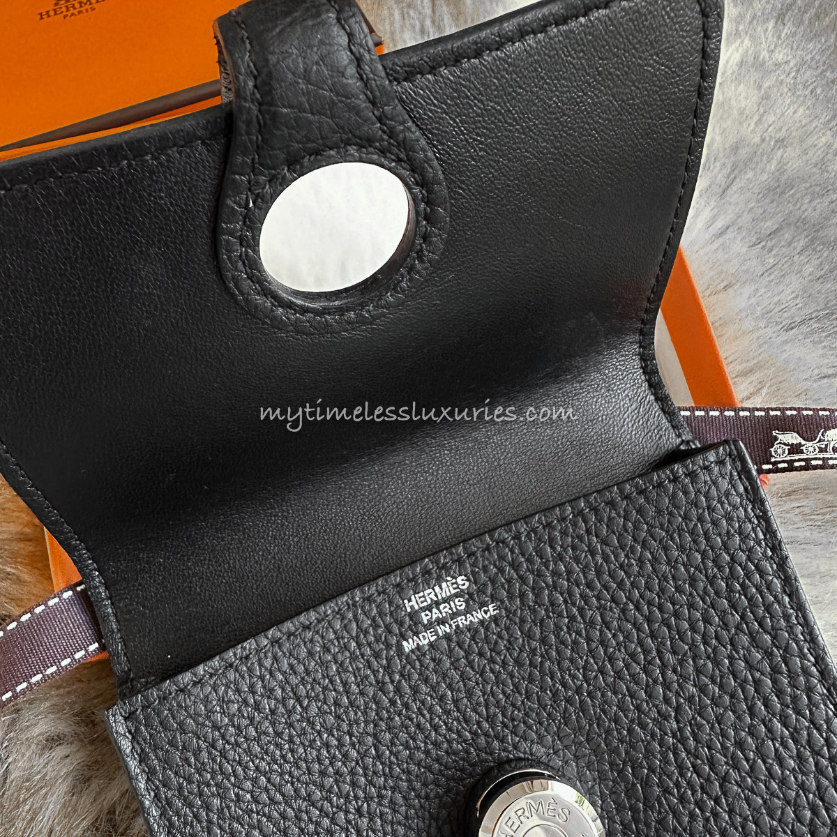 Porte-cartes Hermès Dogon D’occasion, Couleur Verte, Excellente Condition – Authenticité Garantie