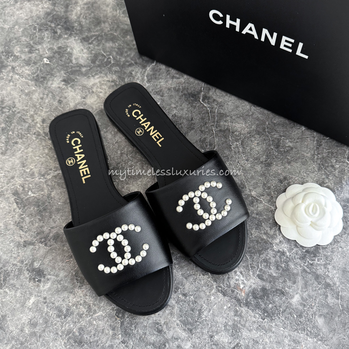 Chanel ミュール 37C CHANEL Pearl CC Logo Flat Sandals/ Mules 37.5 *New - Timeless Luxuries