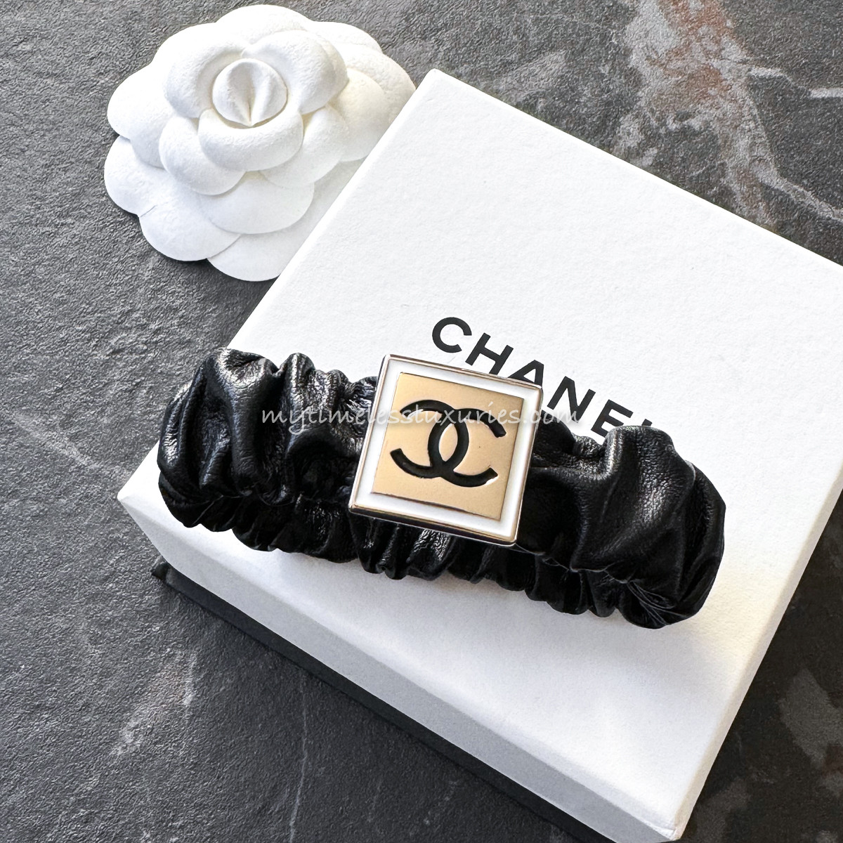 CHANEL 21B CC Logo Leather Scrunchie/ Bracelet *New