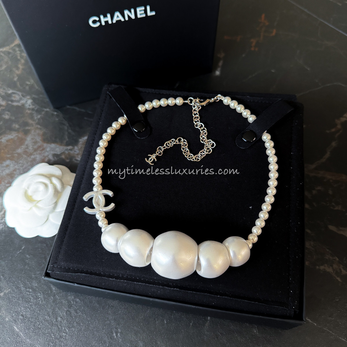アクセサリー CHANEL CHANEL 25C CC Logo Oversized Silvery Pearl Necklace - Timeless