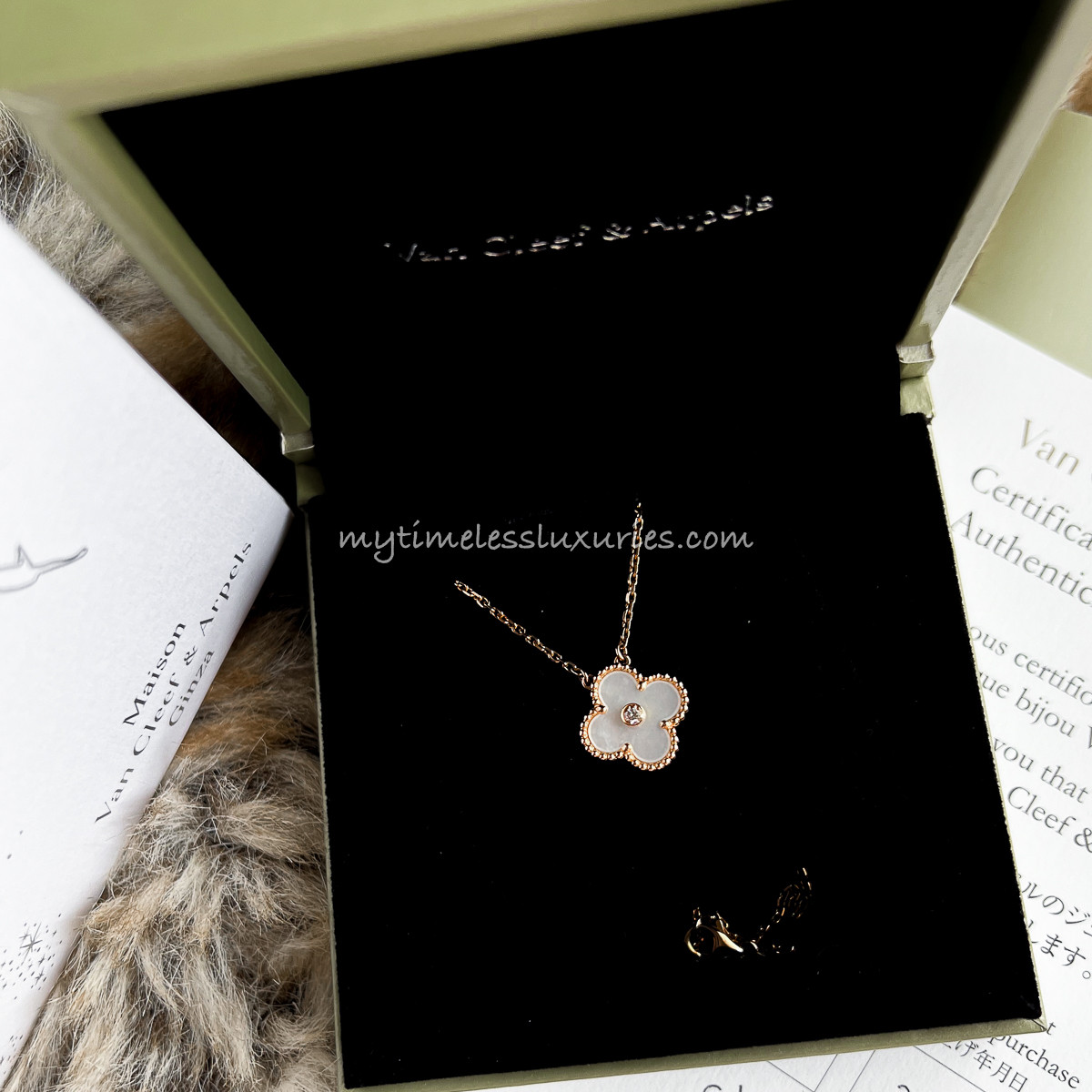 VAN CLEEF & ARPELS Limited Ed. Holiday Pendant White MOP RG