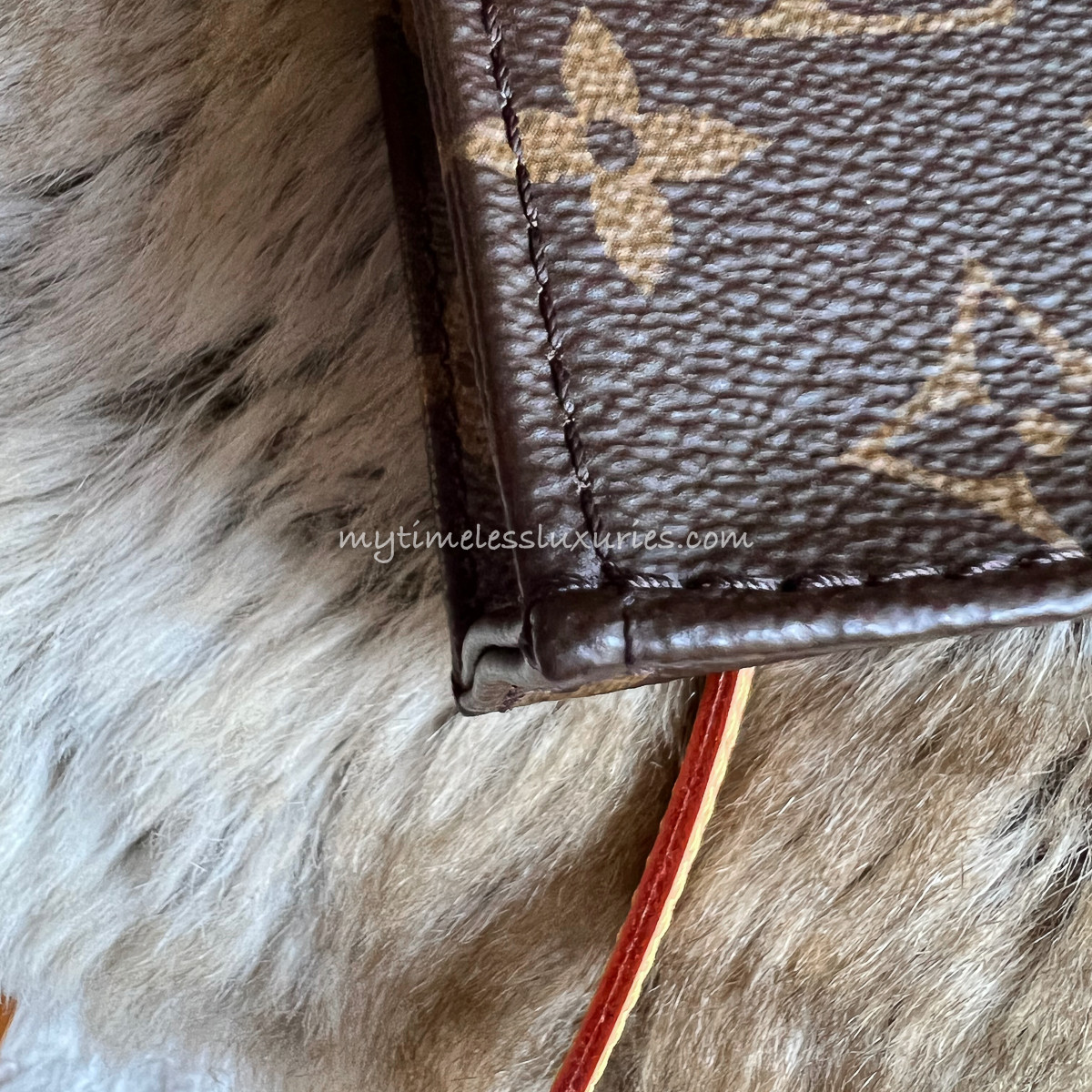 LOUIS VUITTON Petit Sac Plat Monogram Timeless Luxuries