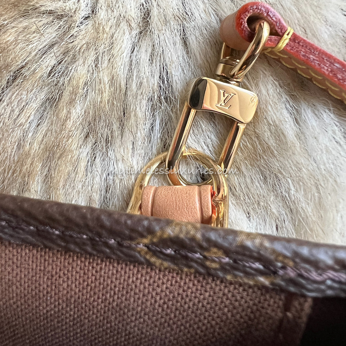 LOUIS VUITTON Petit Sac Plat Monogram Timeless Luxuries