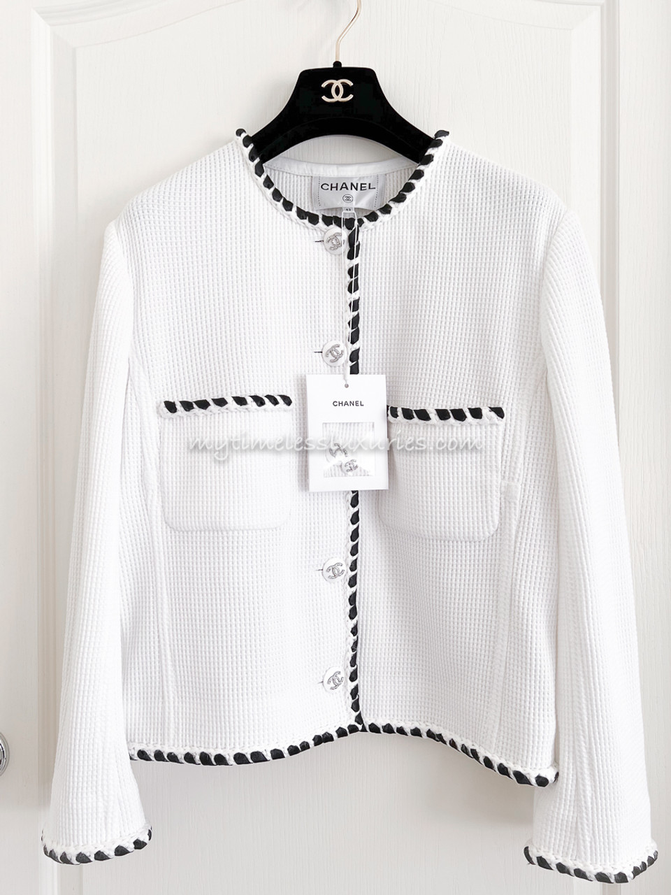 Lot  CHANEL BOUTIQUE WHITE DOUBLE BREASTED JACKET