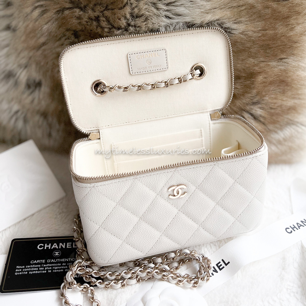 delete CHANEL 22C ECRU CAVIAR SMALL VANITY CASE LGHW