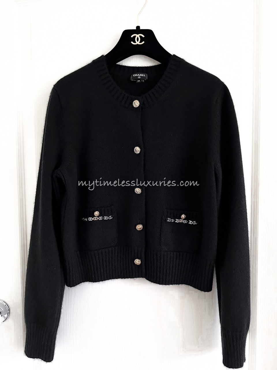 Lot - CHANEL Cardigan en cachemire noir, agrémenté de bordures bleu et  blanches (taille 36) Cardigan in black cashmere, embelli - Catalog#  735984 Chanel Vintage Online