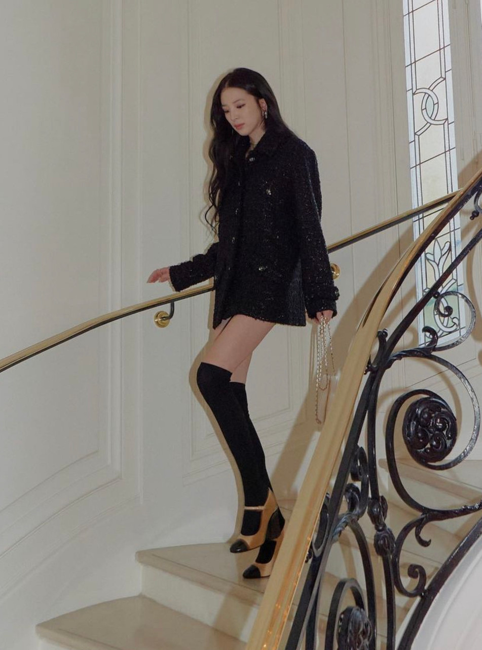 CHANEL ベージュ ブラック ミュール CHANEL 22A Runway Beige/ Black Pearl Embellished Shoes 36.5 *New