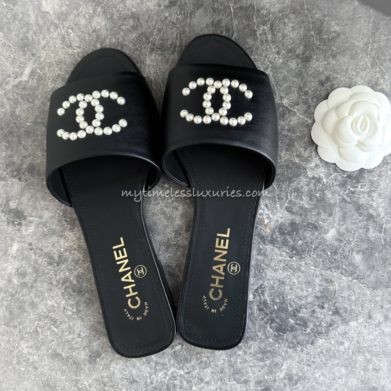 新作25SS◆パールのロゴ◆CHANEL Mules サンダル CHANEL Pearl CC Logo Flat Sandals/ Mules 37.5 *New
