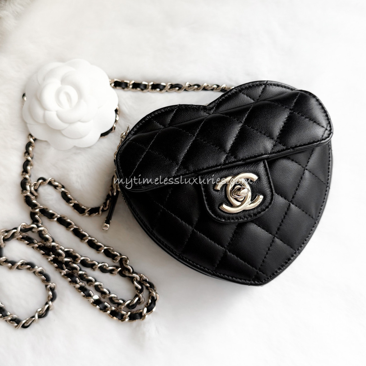 【最終値下げ】CHANEL 手袋 CHANEL 22S 'CC in Love' Heart Clutch w Chain Bag *New